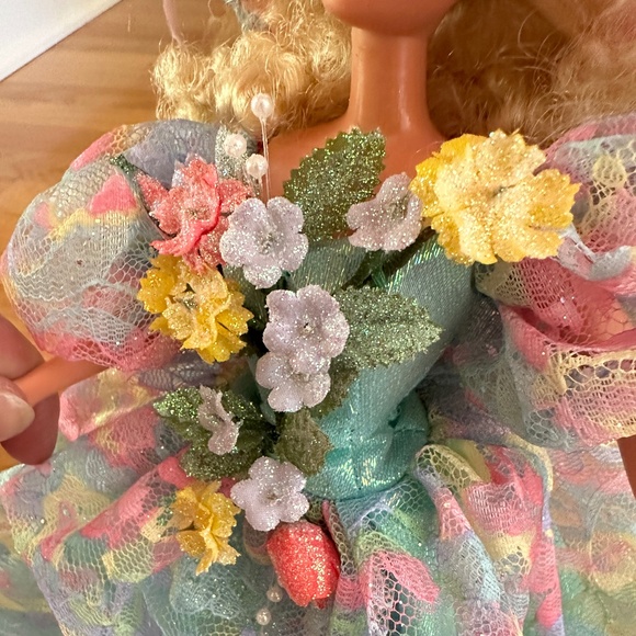 Spring Bouquet Barbie Enchanted Seasons Collection 1994 - Picture 11 of 16